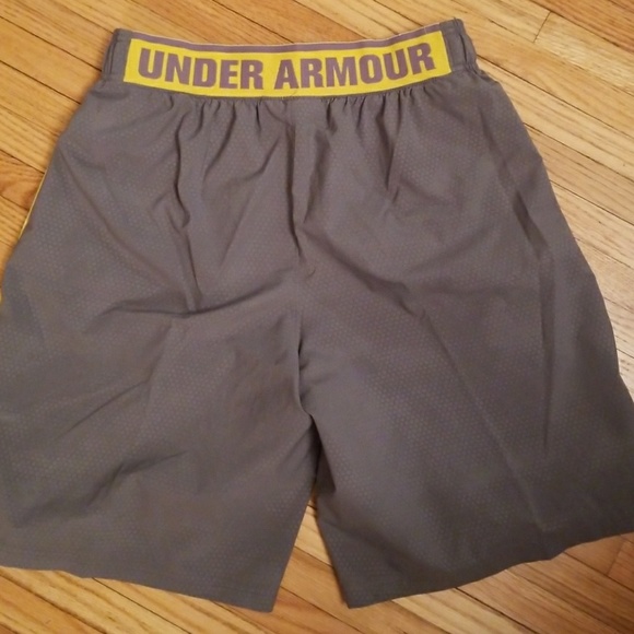 Under Armour workout/running shorts - Picture 3 of 4